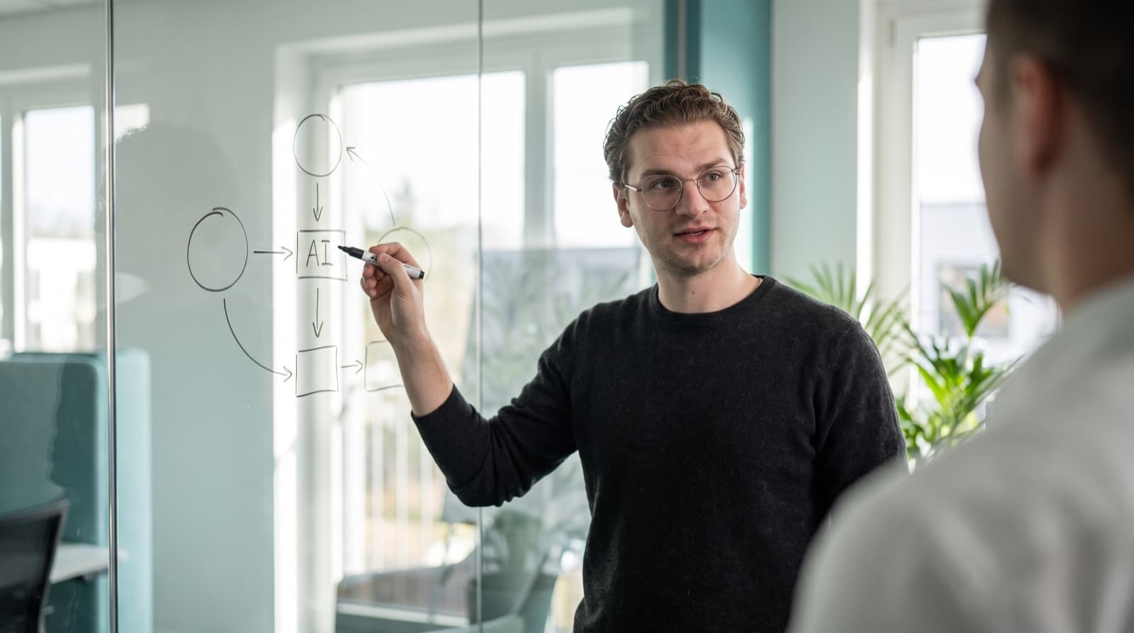 Lucas Koch am Whiteboard bei der KI-Planung